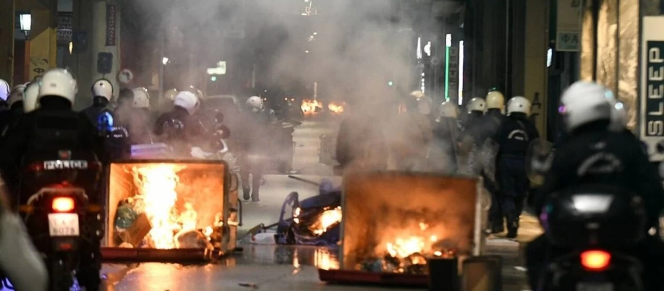 Βροχή από μολότοφ στην Πάτρα στην πορεία για τον Γρηγορόπουλο - Φωτιές και πετροπόλεμος στα Εξάρχεια